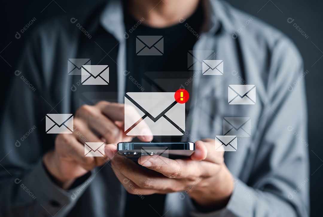 Empresário enviando e-mail por computador portátil para o cliente, contato comercial e comunicação