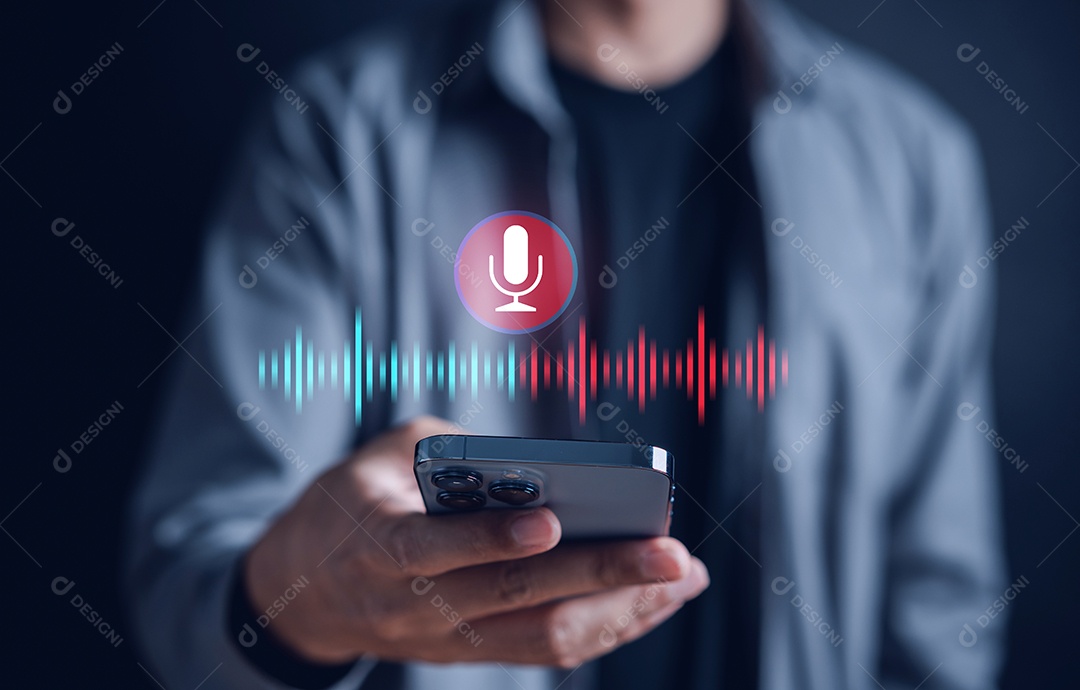 Empresário gravando a conversa via smartphone com clientes, telemarketing, consultoria, assistência por voz