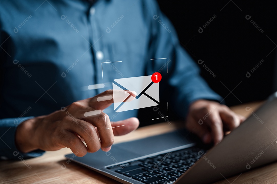 Empresário enviando e-mail por computador portátil para o cliente, contato comercial e comunicação, ícone de e-mail