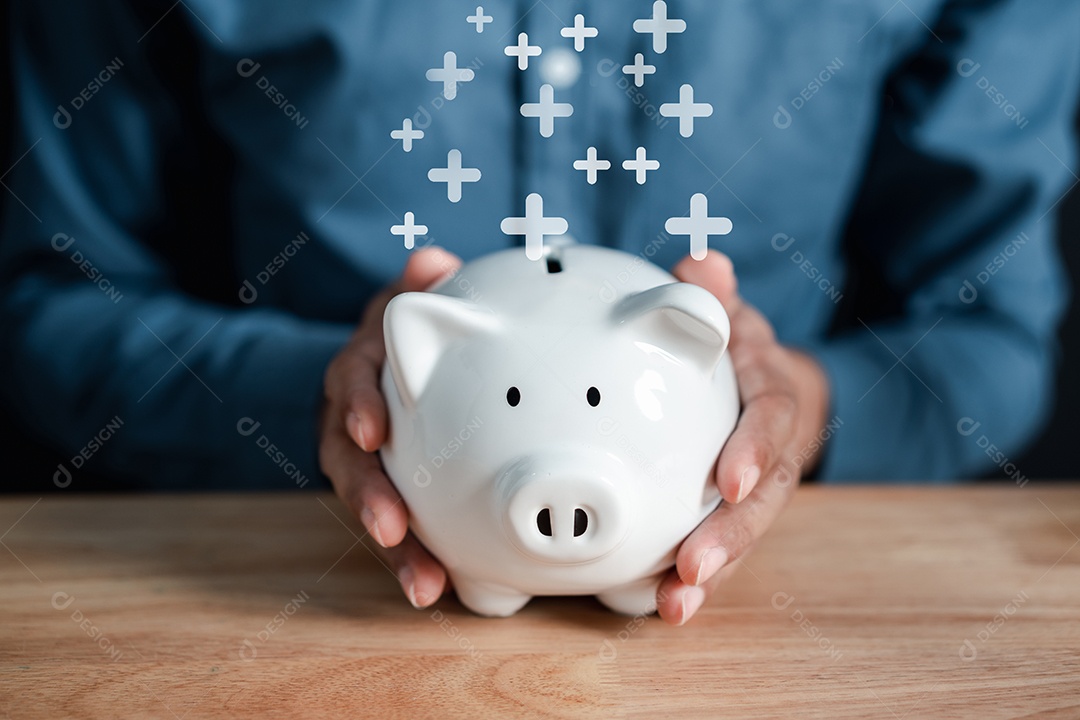 Empresário economizando moedas de dinheiro contabilizando no cofrinho para aumentar a taxa de juros financeira e o crescimento