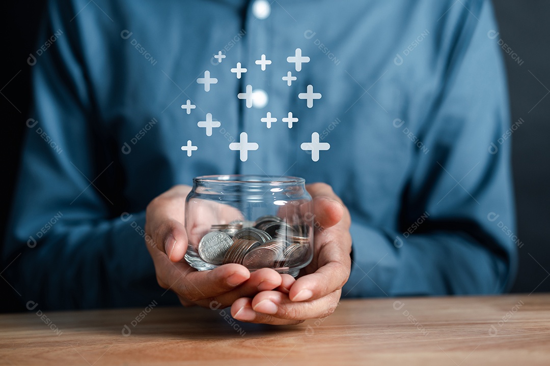 Empresário segurando pote de dinheiro, doação, economia, caridade de arrecadação de fundos