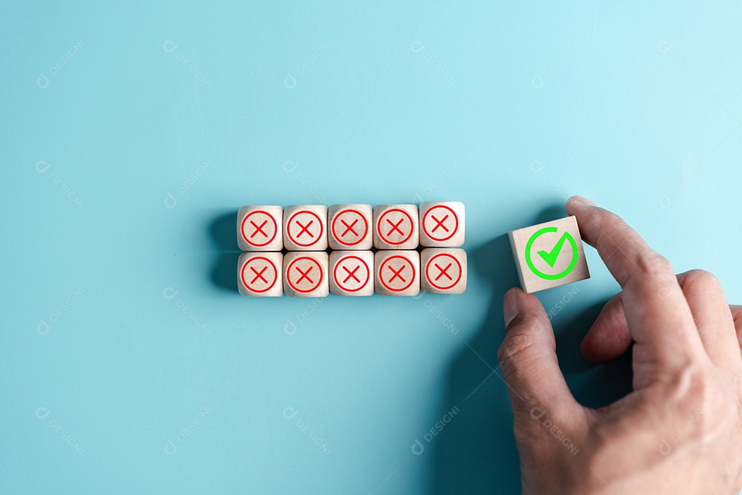 Escolher manualmente o ícone correto verde que entre o ícone errado no bloco de madeira