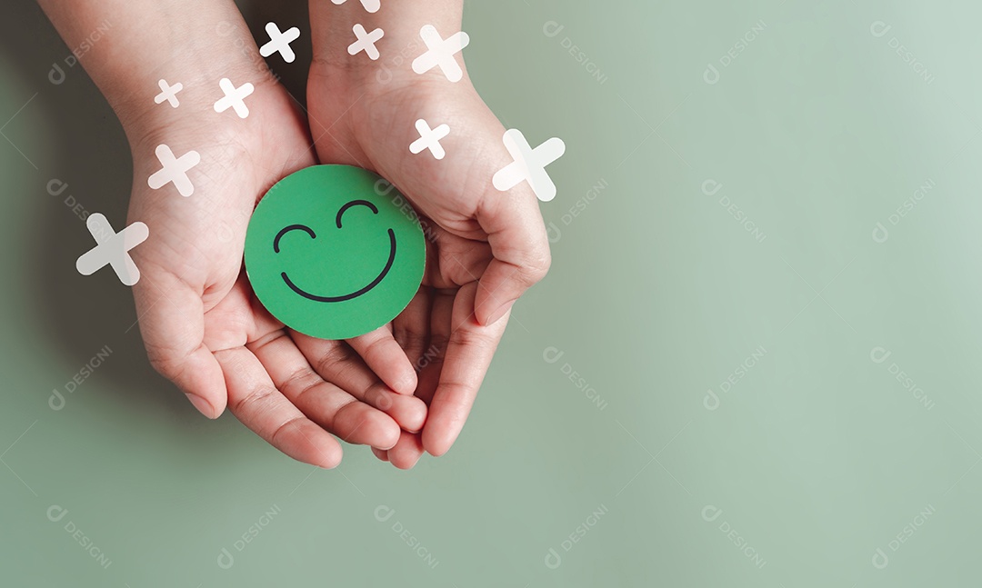 Mãos segurando um sorriso feliz verde, boa classificação de feedback, avaliação positiva do cliente