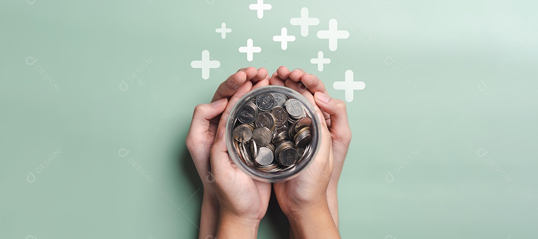 Mãos de adulto e criança segurando pote de dinheiro, doação, poupança, caridade de angariação de fundos