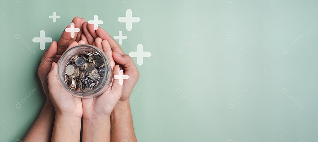 Mãos de adulto e criança segurando pote de dinheiro, doação, poupança, caridade de angariação de fundos