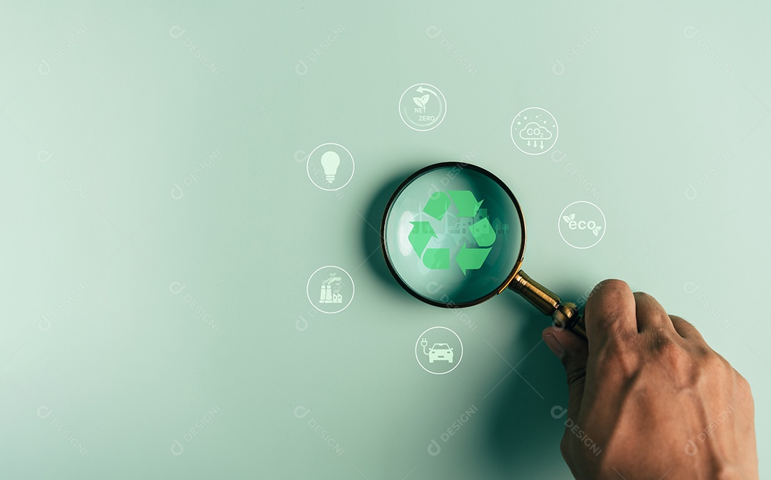 O foco da lupa no ícone de reciclagem na terra global diminui a emissão de CO2 ou dióxido de carbono