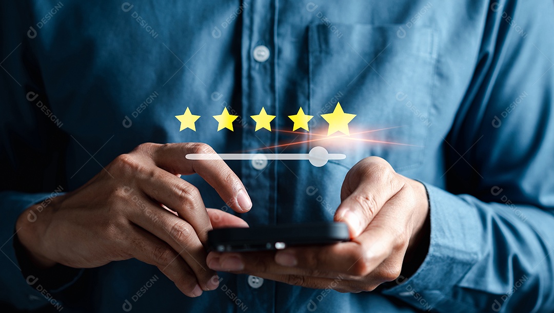 Experiências do cliente dando revisão de opinião de cinco estrelas