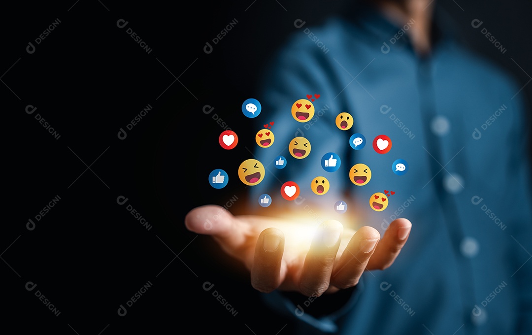 Mídia social e digital online, homem usando telefone inteligente com mídia social.