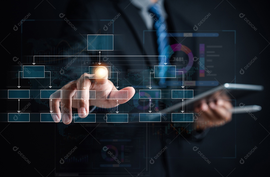 Analista de dados trabalhando em análise de negócios e sistema de gerenciamento