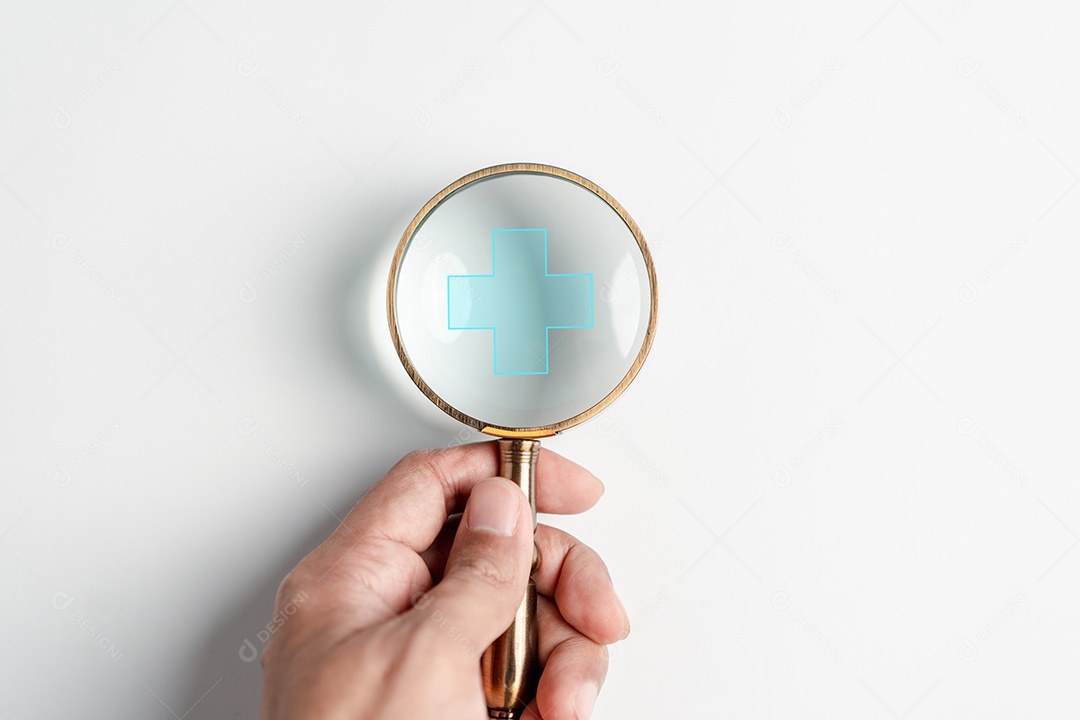 Mão de pessoa segurando foco de lupa para ícone de símbolo de adição, conceito saúde