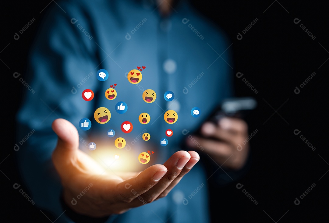 Mídia social e digital online, homem usando telefone inteligente com mídia social.