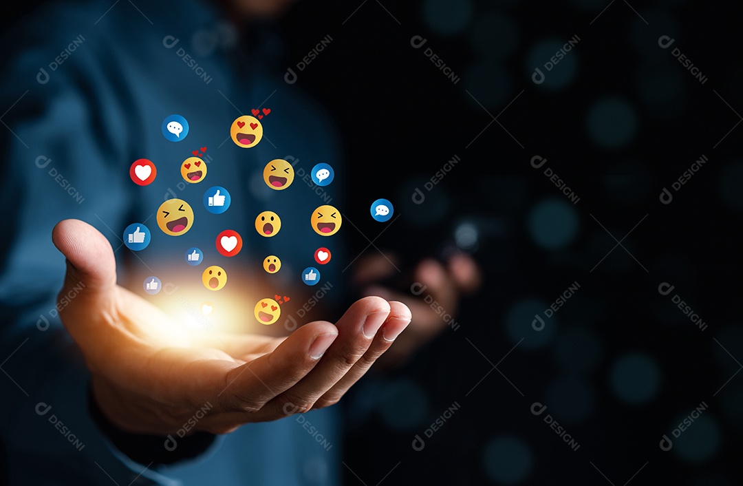 Mídia social e digital online, homem usando telefone inteligente com mídia social.