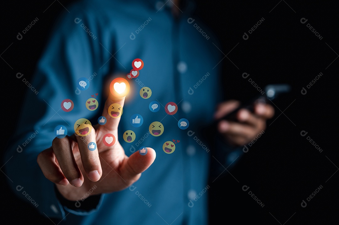 Mídia social e digital online, homem usando telefone inteligente com mídia social.