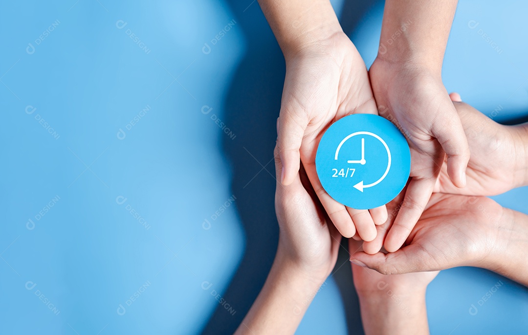 Mãos segurando ícone de serviço 24/7 para assistência