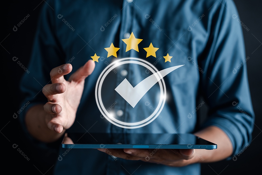 Empresário, apresentando o sinal do melhor serviço, a melhor garantia de qualidade