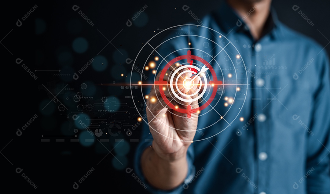 Empresário jogando dardo de seta vermelha para alvo de estratégia de alvo de negócios