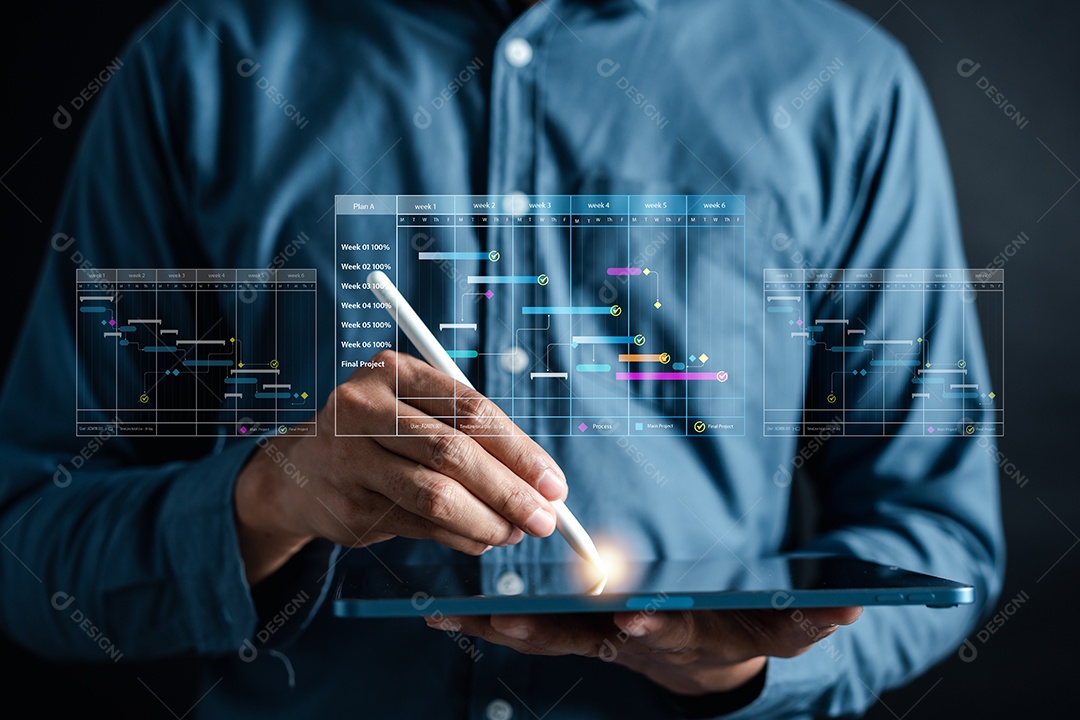 Analista trabalhando com computador em Business Analytics