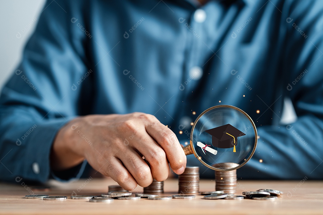 Economizando pilha de moedas de dinheiro para o conceito de educação.