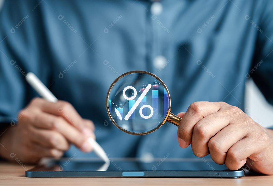 Economizando pilha de moedas de dinheiro para o conceito de educação.