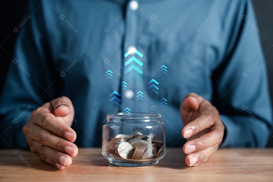 O empresário aumenta o valor do pote de dinheiro, doação, economia