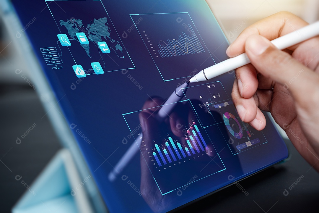 Analista trabalhando em Business Analytics e Sistema de Gerenciamento de Dados