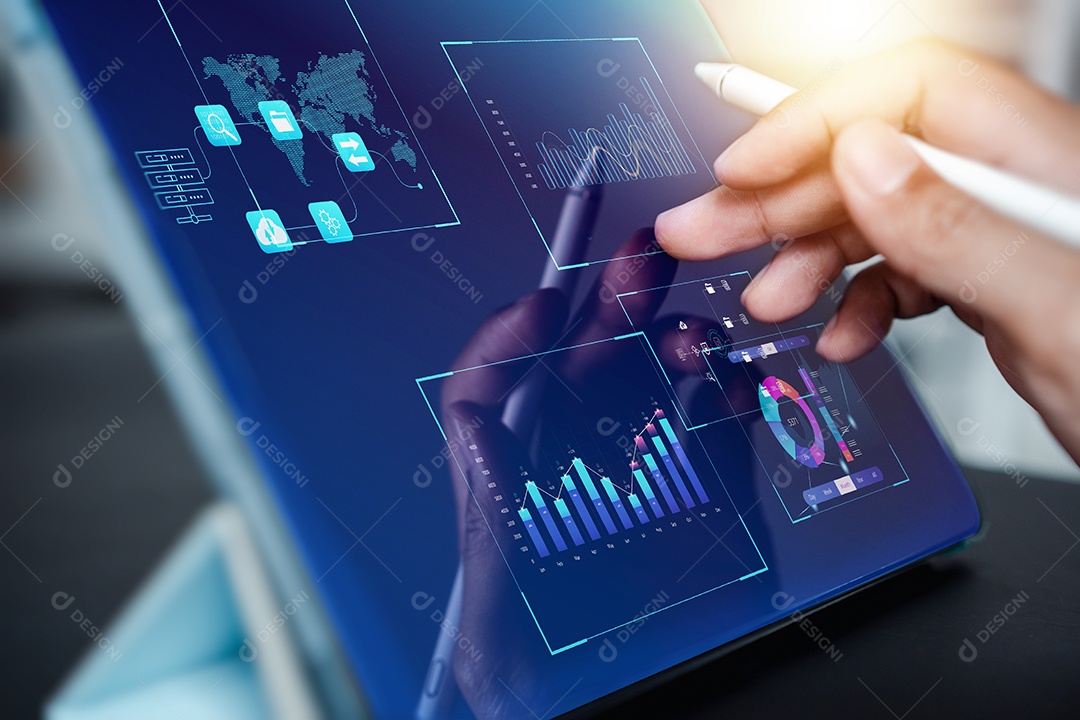 Analista trabalhando em Business Analytics e Sistema de Gerenciamento de Dados