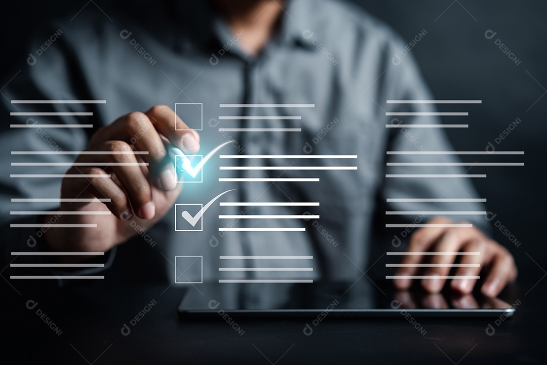 Empresário marque uma avaliação, questionário, avaliação, exame online de pesquisa