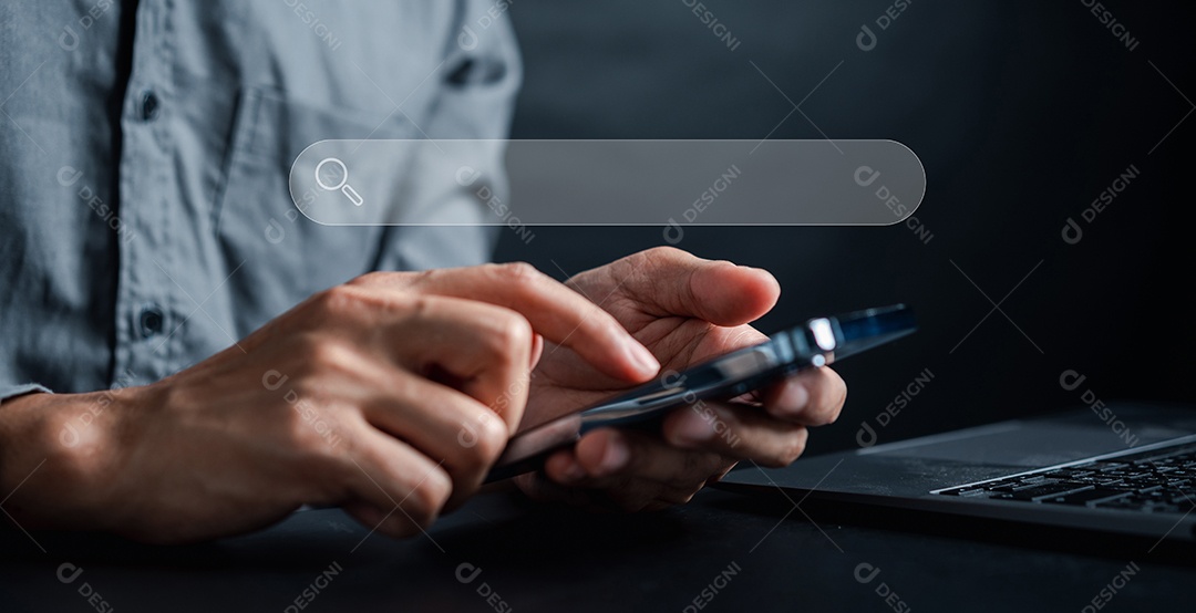 O homem usa o computador para procurar informações.