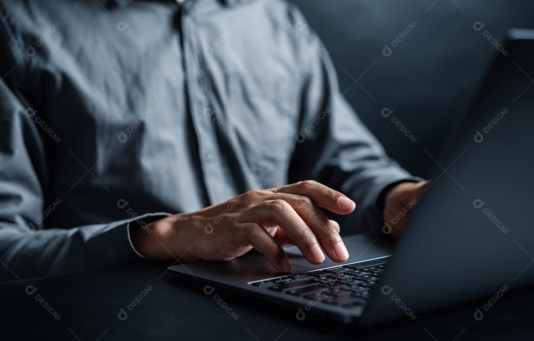 Portátil de trabalho do homem de negócios.