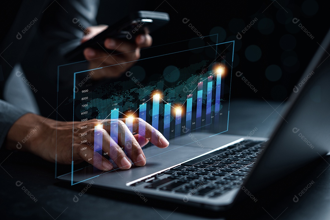 Analista trabalhando em Business Analytics e Sistema de Gerenciamento de Dados