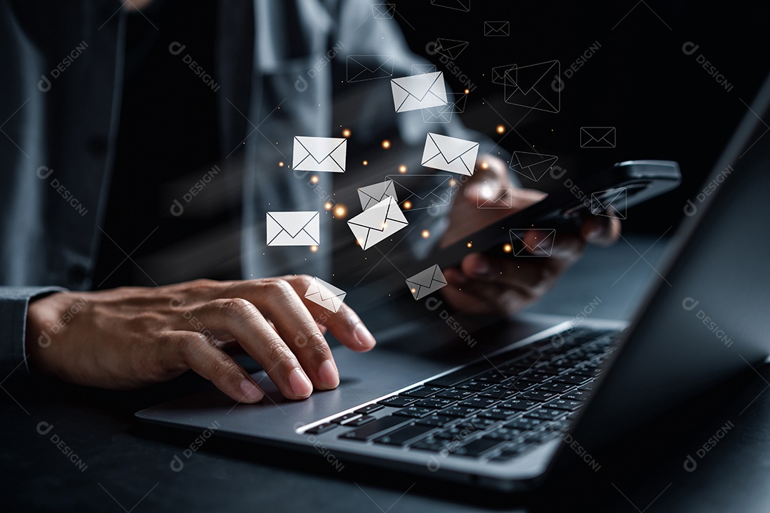 Empresário enviando e-mail por computador portátil para o cliente, contato comercial e comunicação