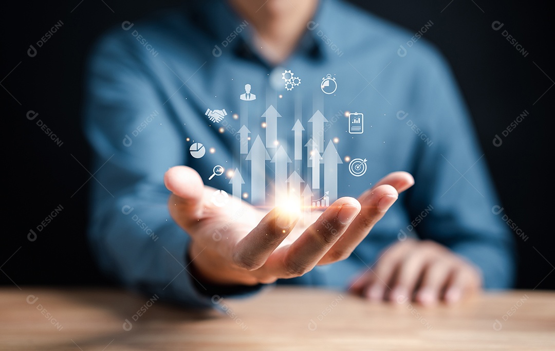 Empresário segurando ícone de aumento com objetivo de negócios