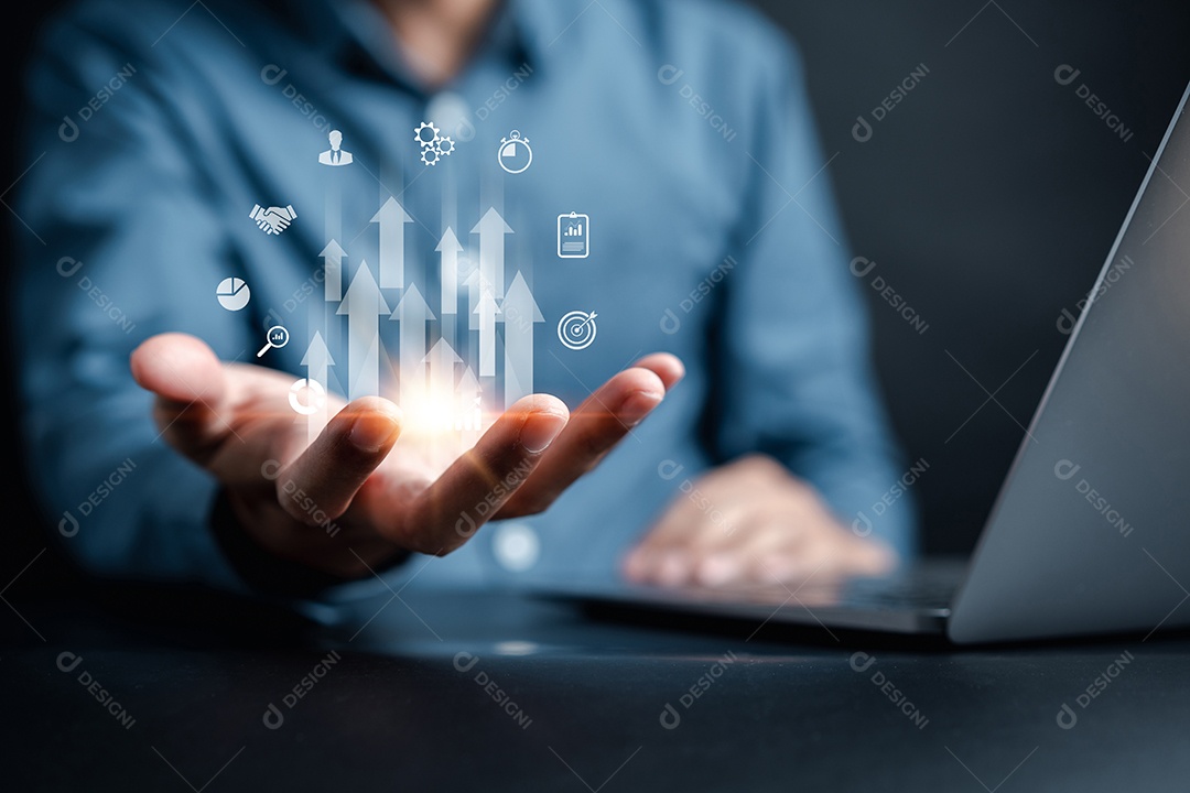 Empresário segurando ícone de aumento com objetivo de negócios