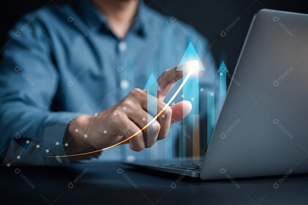 Mãos de empresário tocando aumento crescente de setas de alvo de negócios