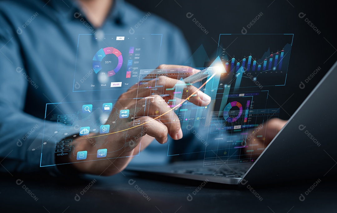 Analista trabalhando com computador em Business Analytics