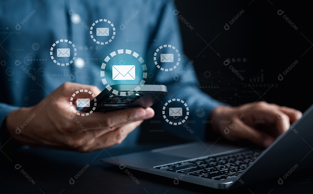 Empresário enviando e-mail por computador portátil para o cliente