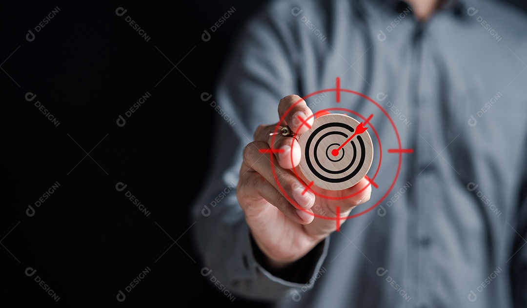 Empresário, segurando o bloco de madeira com o objetivo de ícone de alvo para planejamento