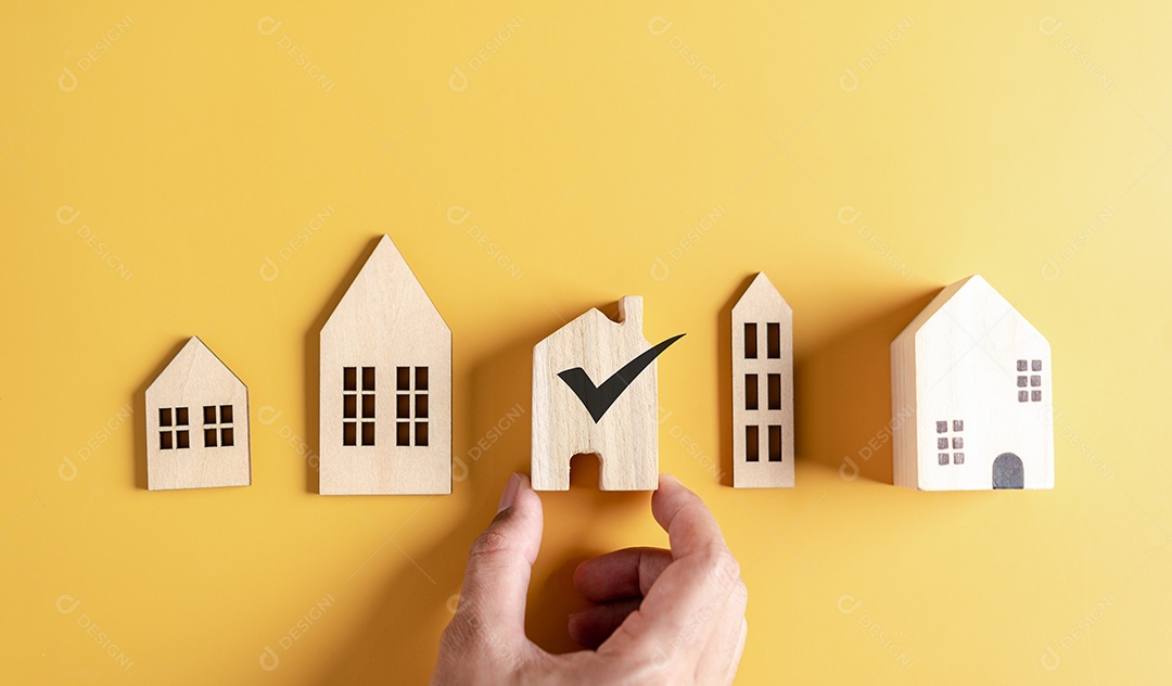 Aumento do valor dos imóveis. Empresário proprietário casa investimento planejando renda de negócios imobiliários