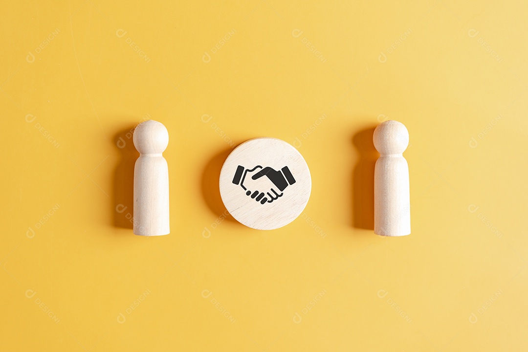 Humano de madeira com trabalho em equipe de ícone de aperto de mão