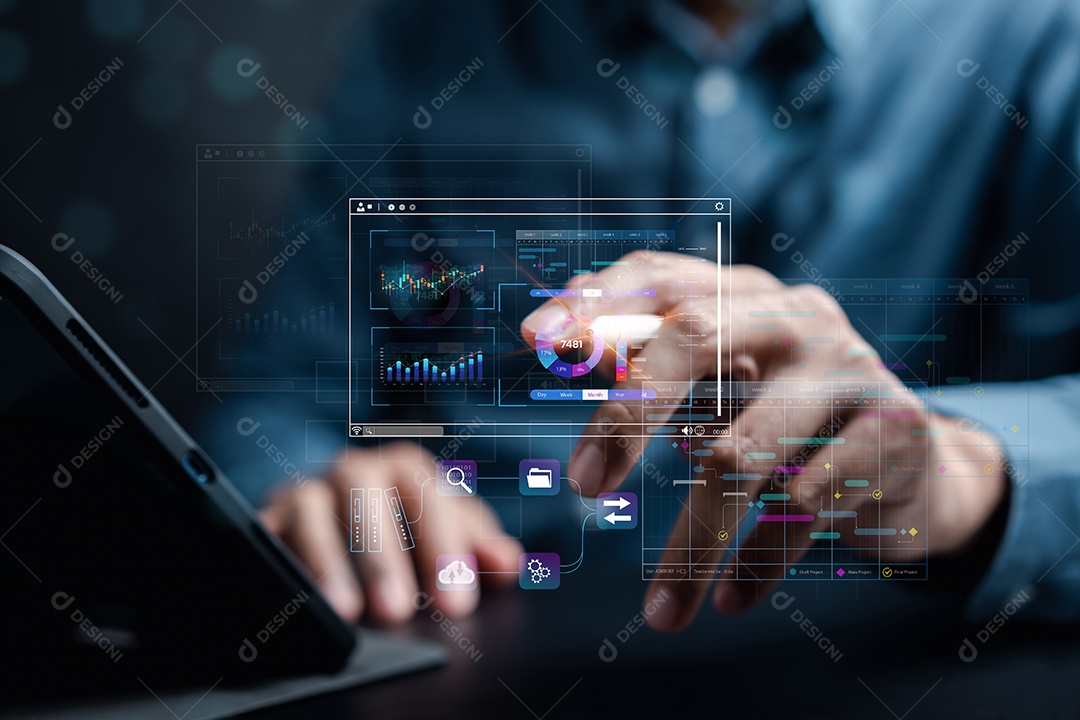 Analista trabalhando com computador em Business Analytics