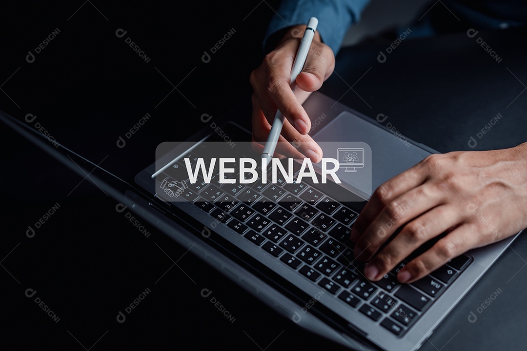 Empresário usando computador com conferência de reunião Webinar, conexão de E-business