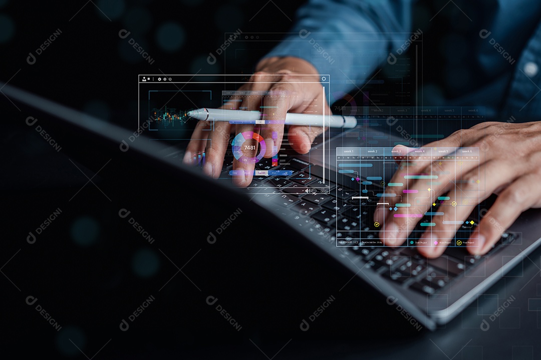 Analista trabalhando com computador em Business Analytics