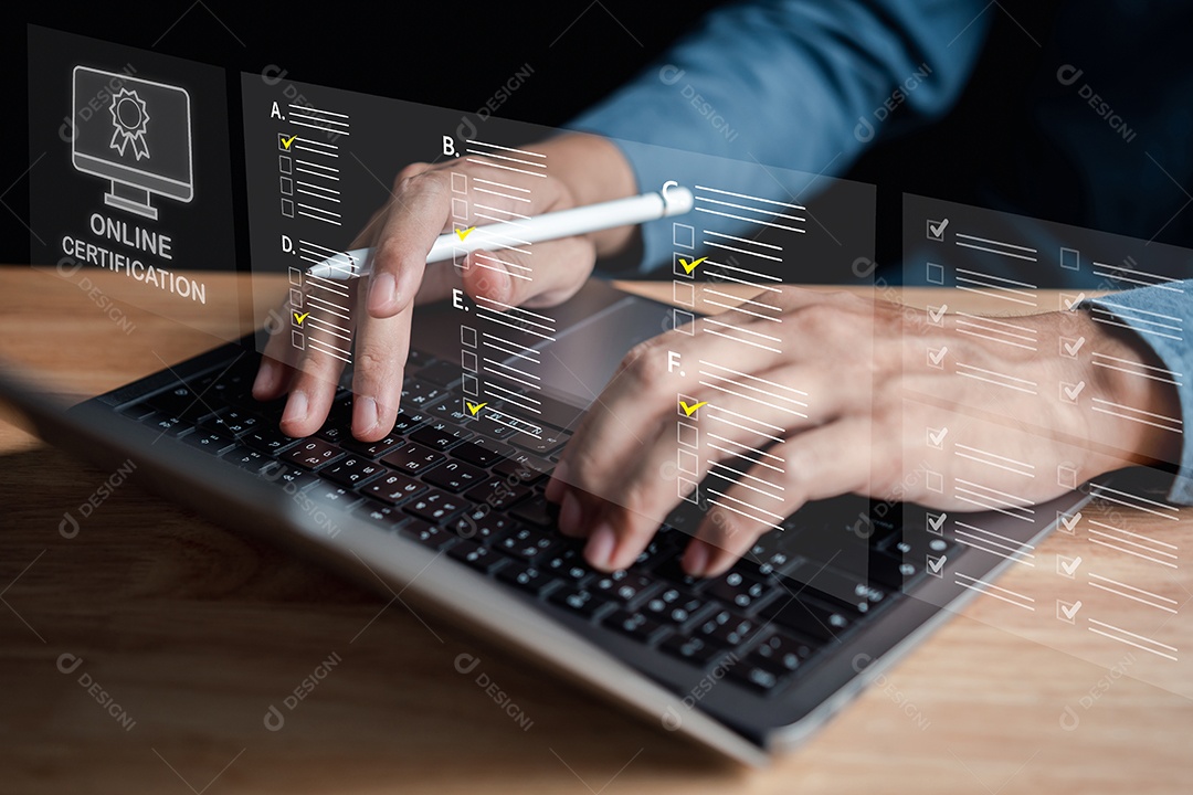 Programa de certificação de pós-graduação em e-learning. homem usando educação em informática, curso de educação na Internet