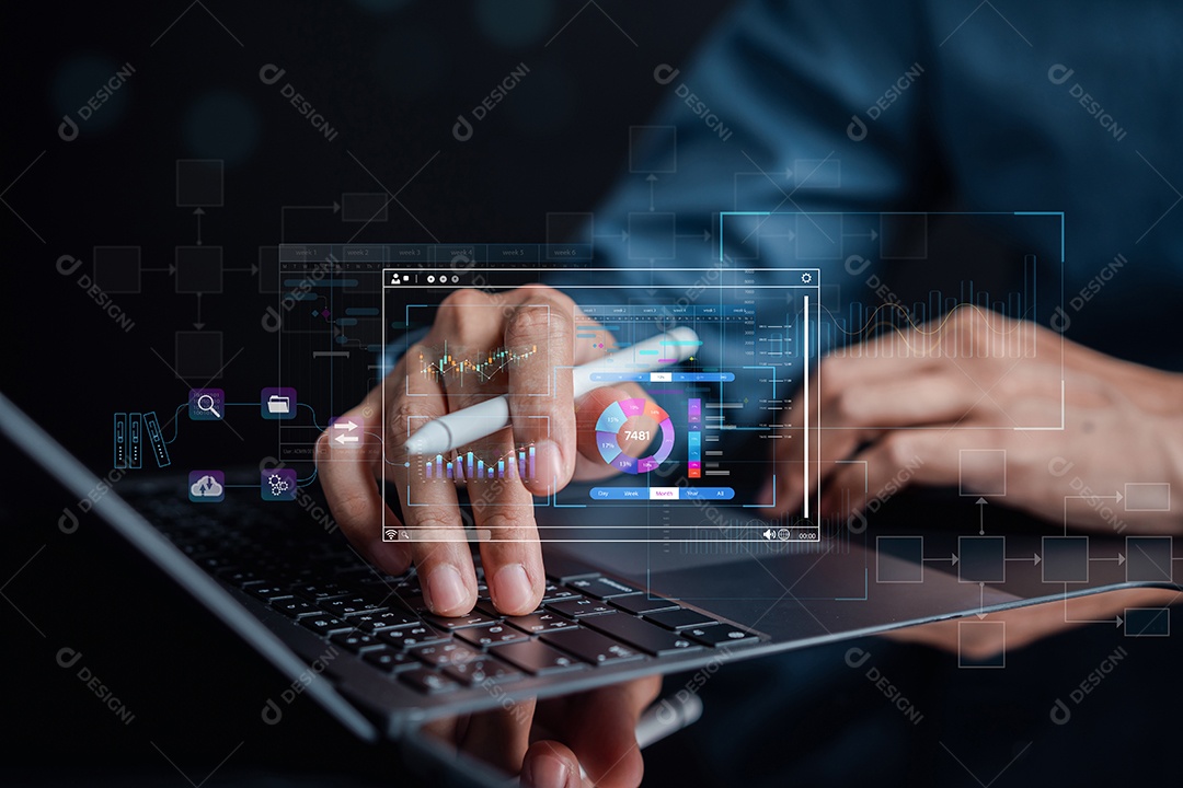 Analista trabalhando com computador em Business Analytics