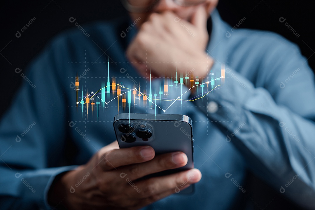 Investidor de empresários pensa antes de comprar investimento no mercado de ações