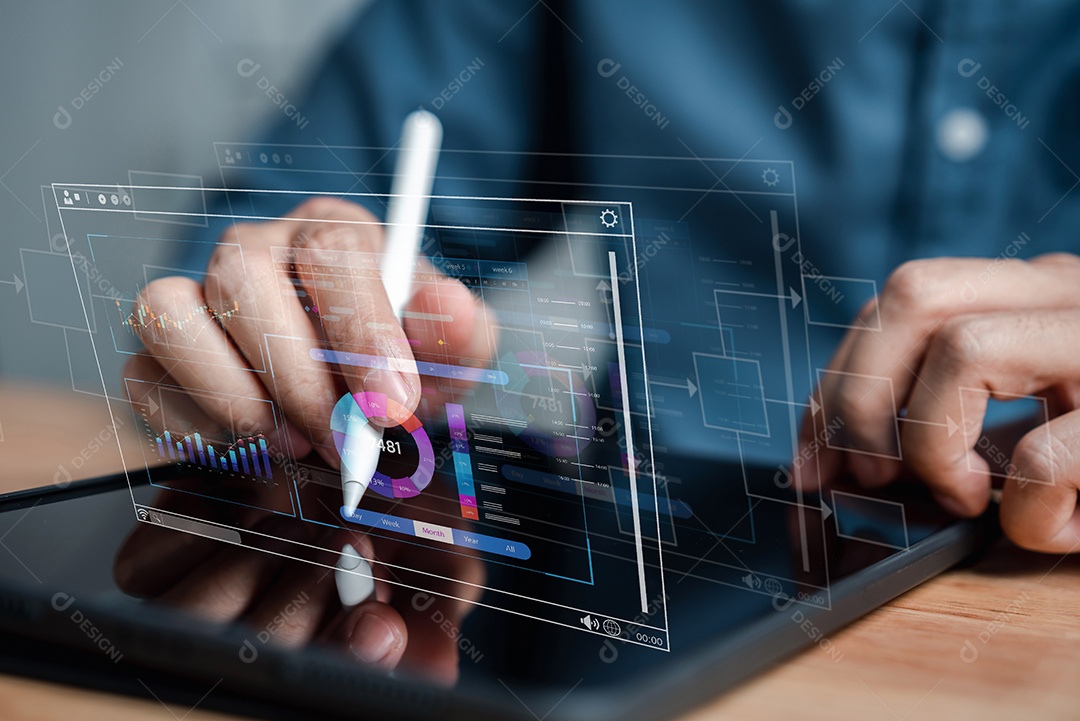 Analista trabalhando com computador em Business Analytics