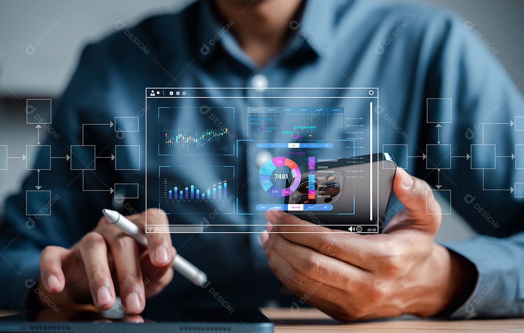 Analista trabalhando com computador em Business Analytics