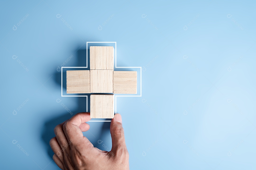 Conceito de seguro de saúde. mãos de pessoas colocando mais símbolo e bloco de cubo de madeira