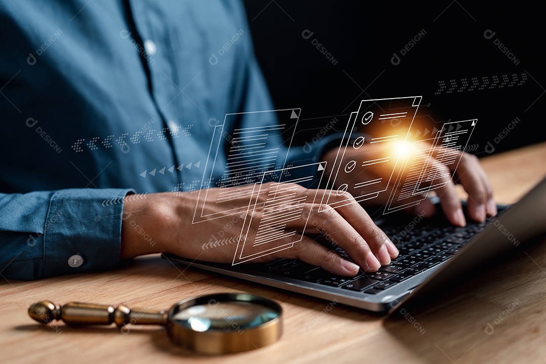 Empresário inspecionando documento de papelada de análise de dados