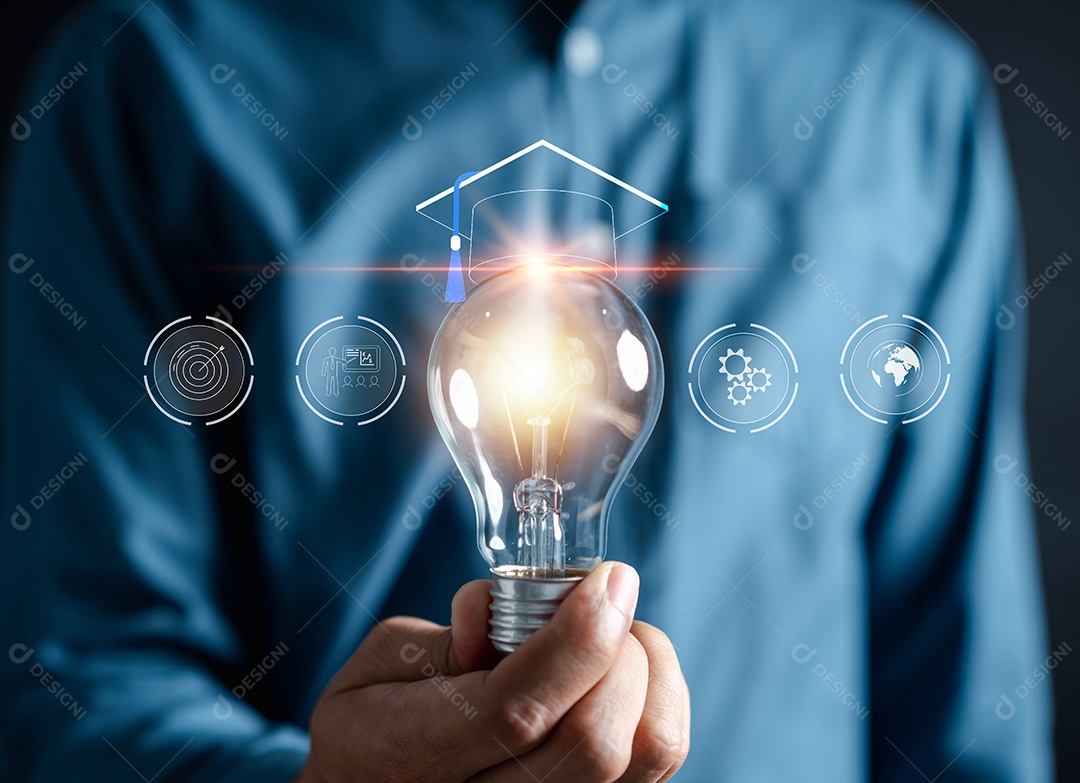 Mão de homem segurando lâmpada com aprendizagem educar e conceito de graduação.